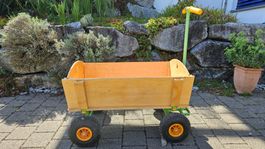 Bollerwagen mit Holzaufbau