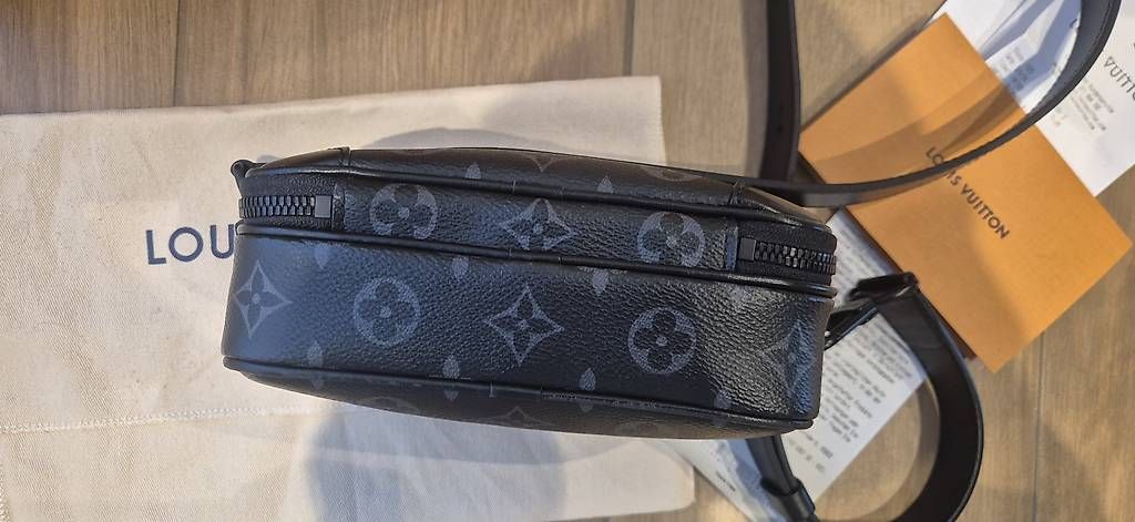 Mila Louise Borse: Louis Vuitton Alpha Wearable Geldbörse – Usato da Lupsingen venduto da ema_fh7c 2