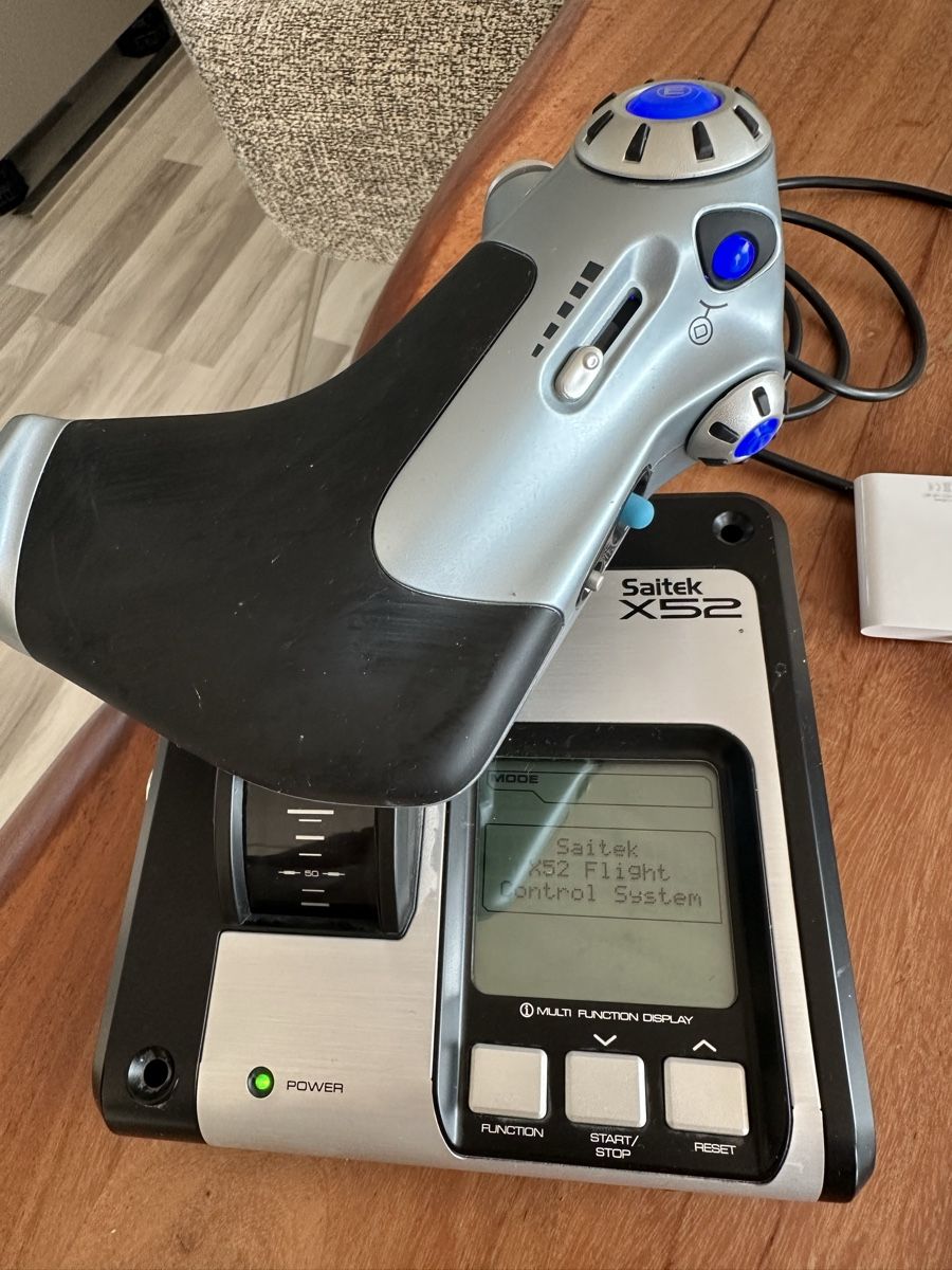 Logitech Controller: Flugsimulator Joystick Set Logitech G Saitek X52 – Neu (gemäss Beschreibung) aus Nidau von  2