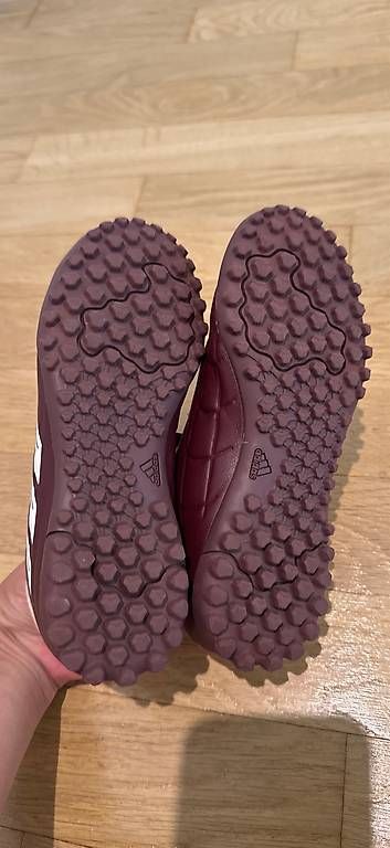 Scarpe per ragazzi: Hallenschuhe Kinder Adidas Gr. 33 – Usato da Strengelbach venduto da lul_tfr6 2