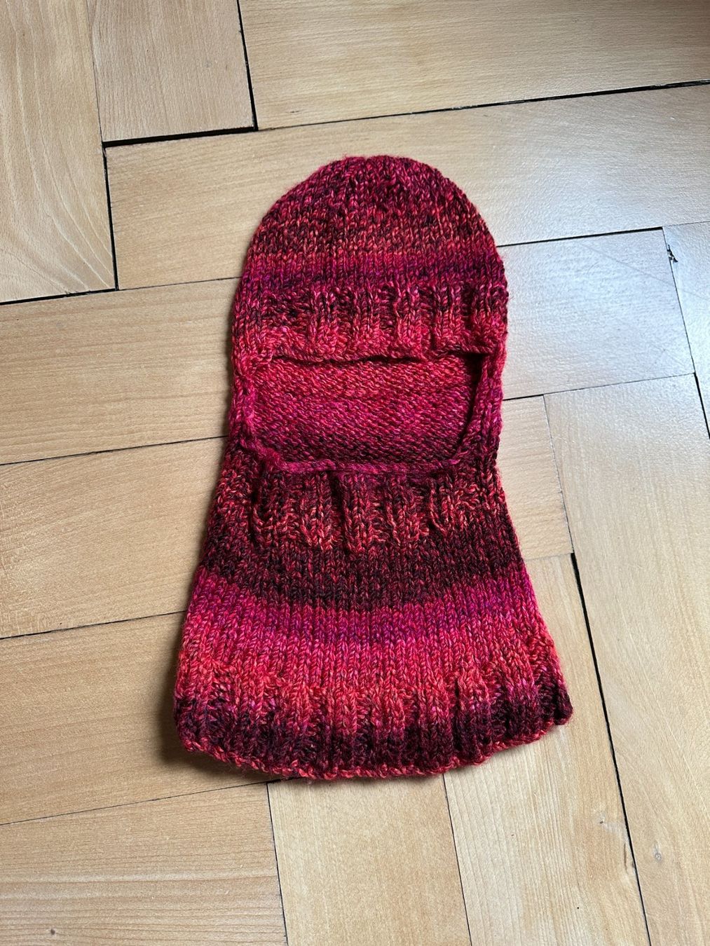 Chapeaux, bonnets & casquettes: Strick Balaclava Mütze rot-beere – D'occasion à Zürich par Diazaio