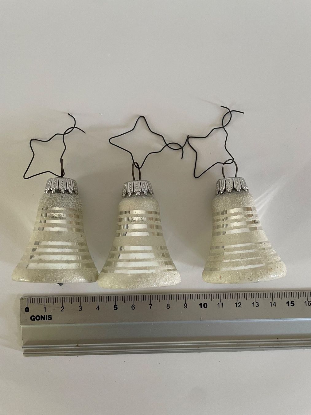 Tutte le decorazioni: 3 antike Weihnachtsbaum-Glöckchen, weiss-silber – Usato da Cham venduto da 2eye