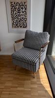 Sessel in Schwarz-Weiss mit goldfarbenen Details