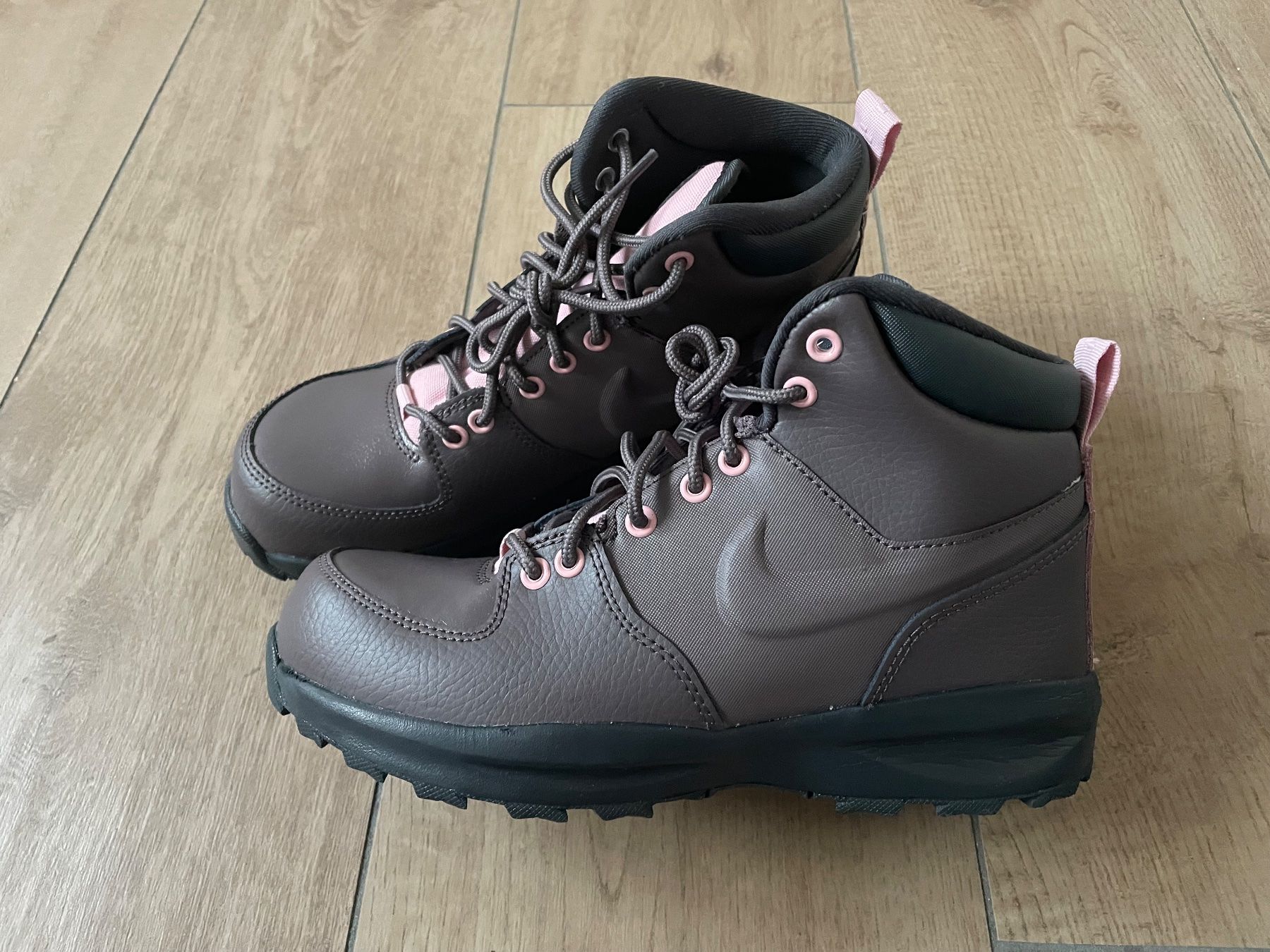 Nike Scarpe per ragazze: Nike Manoa Sneaker High Gr. 37.5 NEU – Nuovo e nell'imballaggio originale da Waltenschwil venduto da hansnine 6