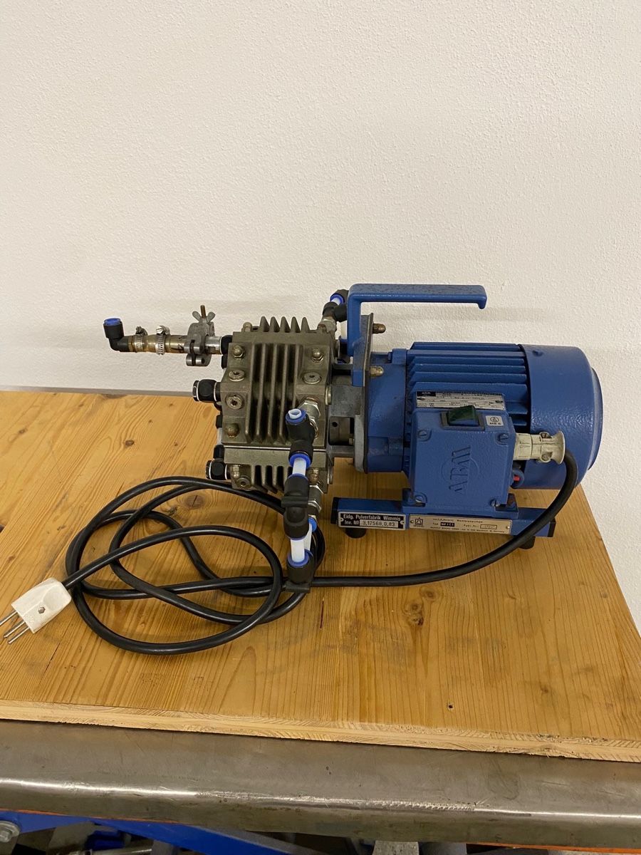 Matériel de laboratoire: VAKUM PUMPE – D'occasion à Aadorf par Handwerker22 2