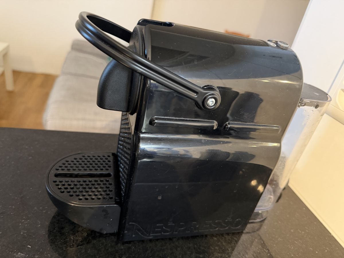 De'Longhi Macchine per caffè & Macchine per espresso: Nespresso DeLonghi Essenza Coffee Machine - Black, Grea – Usato da Zürich venduto da cat_x6kn 4
