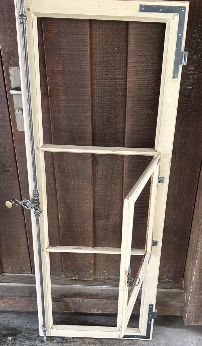 Fenster: Ein wunderschöner alter Fensterflügel. – Gebraucht aus Gwatt (Thun) von ate_6ng8 6