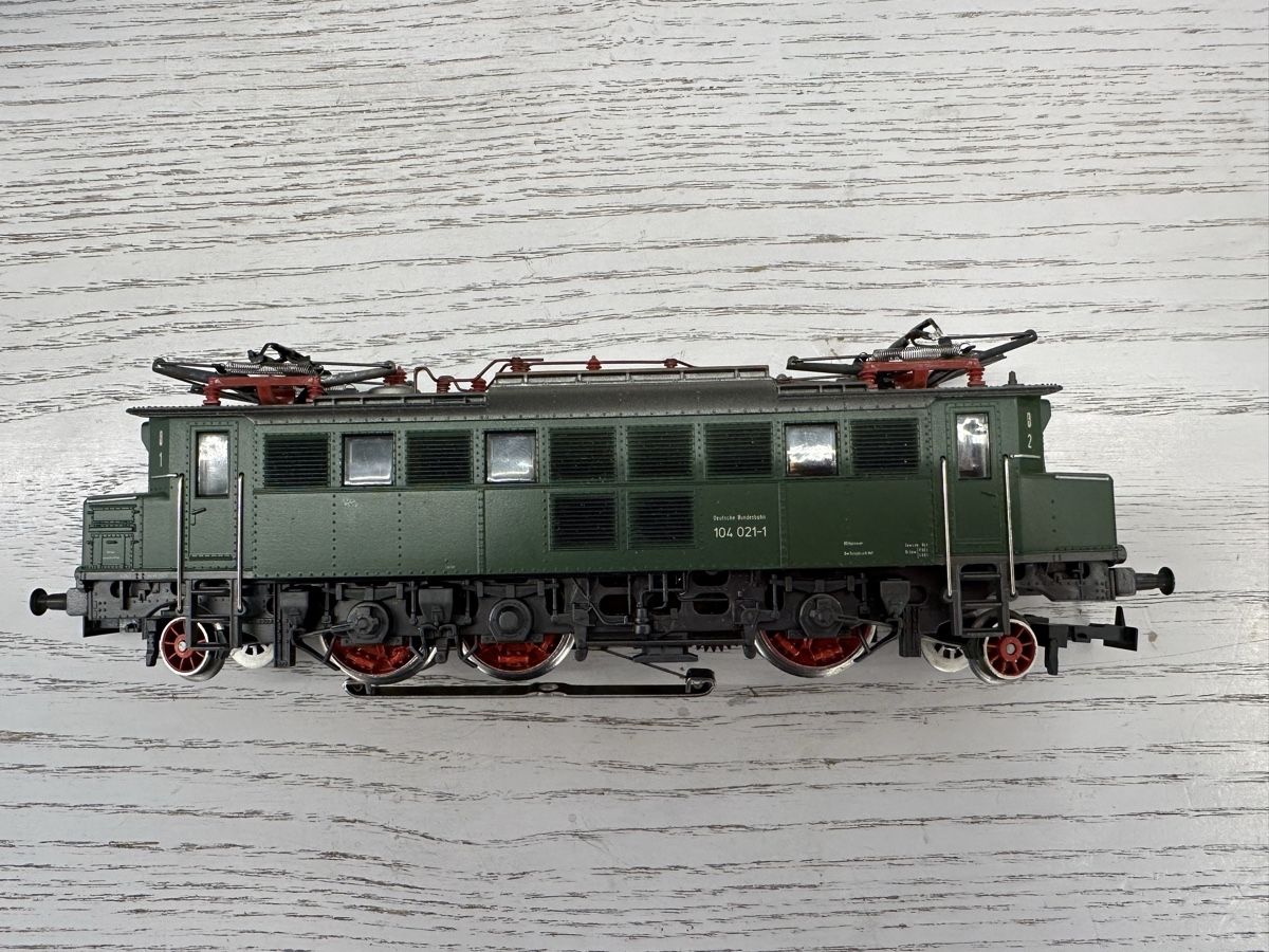 Märklin Modellini di ferrovie: Märklin 3049 DB BR 104 – Usato da Lupsingen venduto da New-Haven 2
