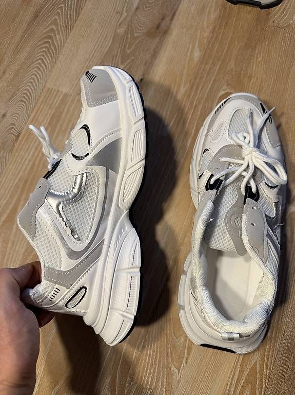Scarpe da uomo: Sportschuhe Grösse 45 – Usato da Meilen venduto da DavideL02