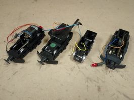 4 x Rollgestell von Fama Spur Om 1:45 teilweise mit Motoren