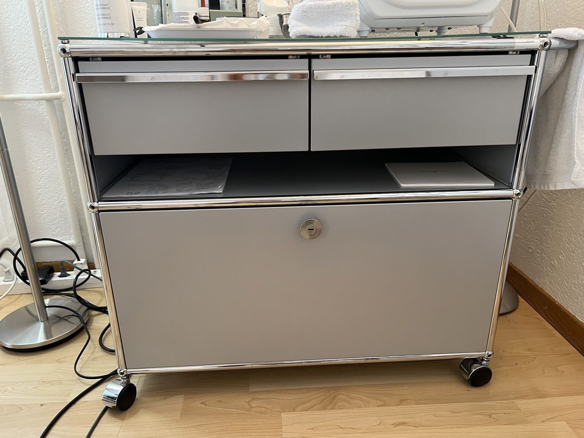 USM Eléments de bureau: USM Haller Sideboard Rollcontainer Grau mit Glasplatte – D'occasion à Stein am Rhein par Josephiina
