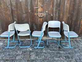 5 stapelbare Vintage Stühle blau/weiss