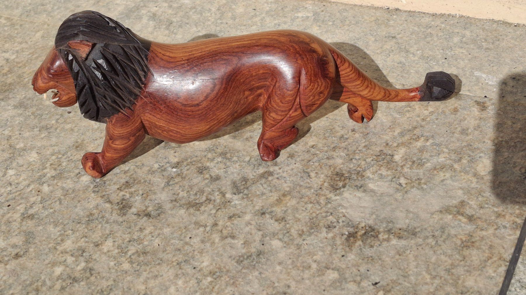 Statuette: Handgeschnitzte Löwenfigur mit Knochenzähne aus Holz, 28 cm – Usato da Münchenbuchsee venduto da babilibern 2