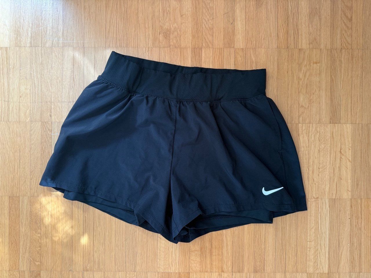 Nike Pantaloni: Nike shorts size M – Usato da Zürich venduto da futurmutur 1