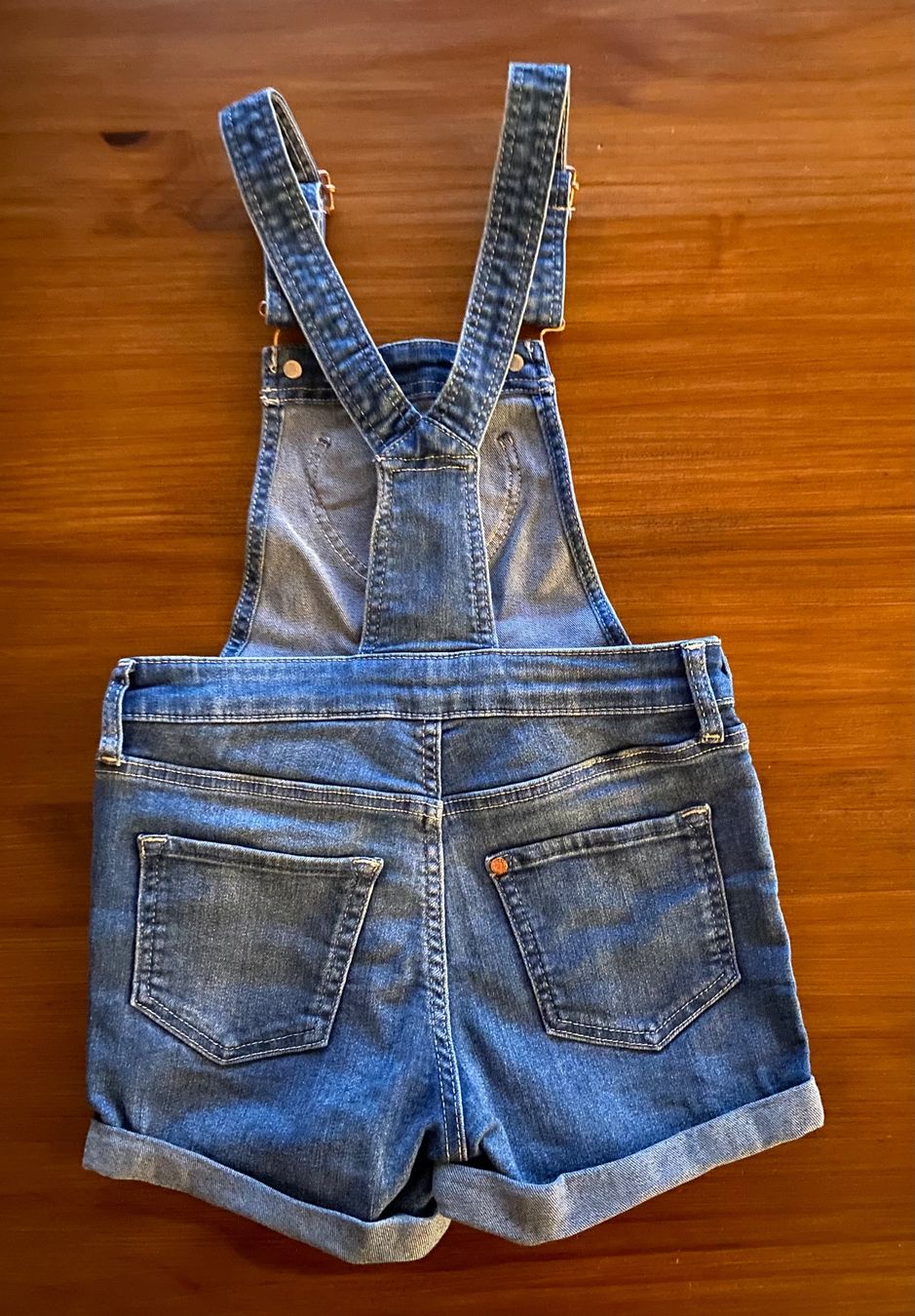 H&M Hosen: Mädchen Jeans - Latzshorts mit Herz – Gebraucht aus Urdorf von Bets4 1