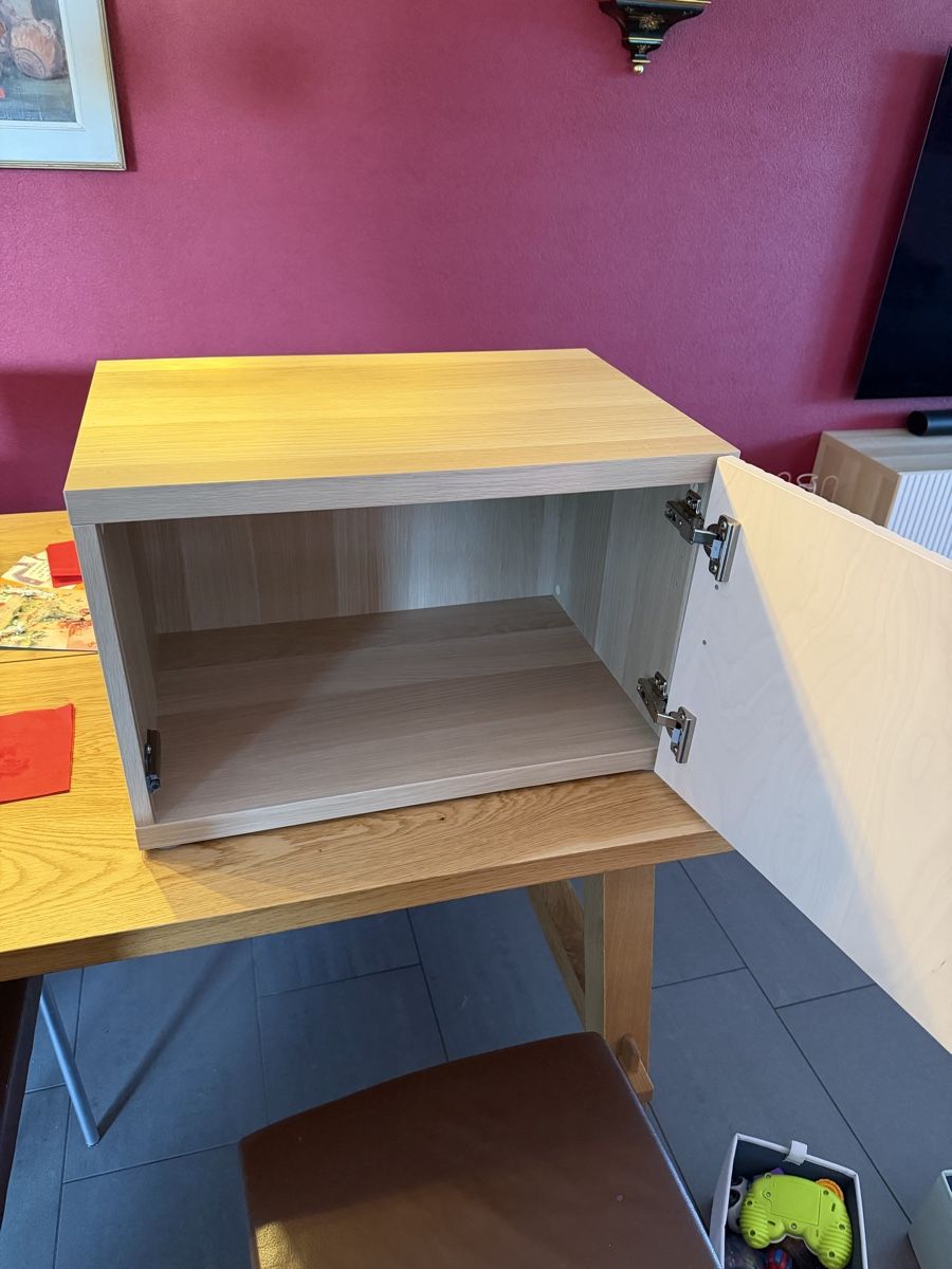 Ikea Armadi: Holzschrank Ikea Besta mit Tür. – Usato da Grüningen venduto da hamster889 1
