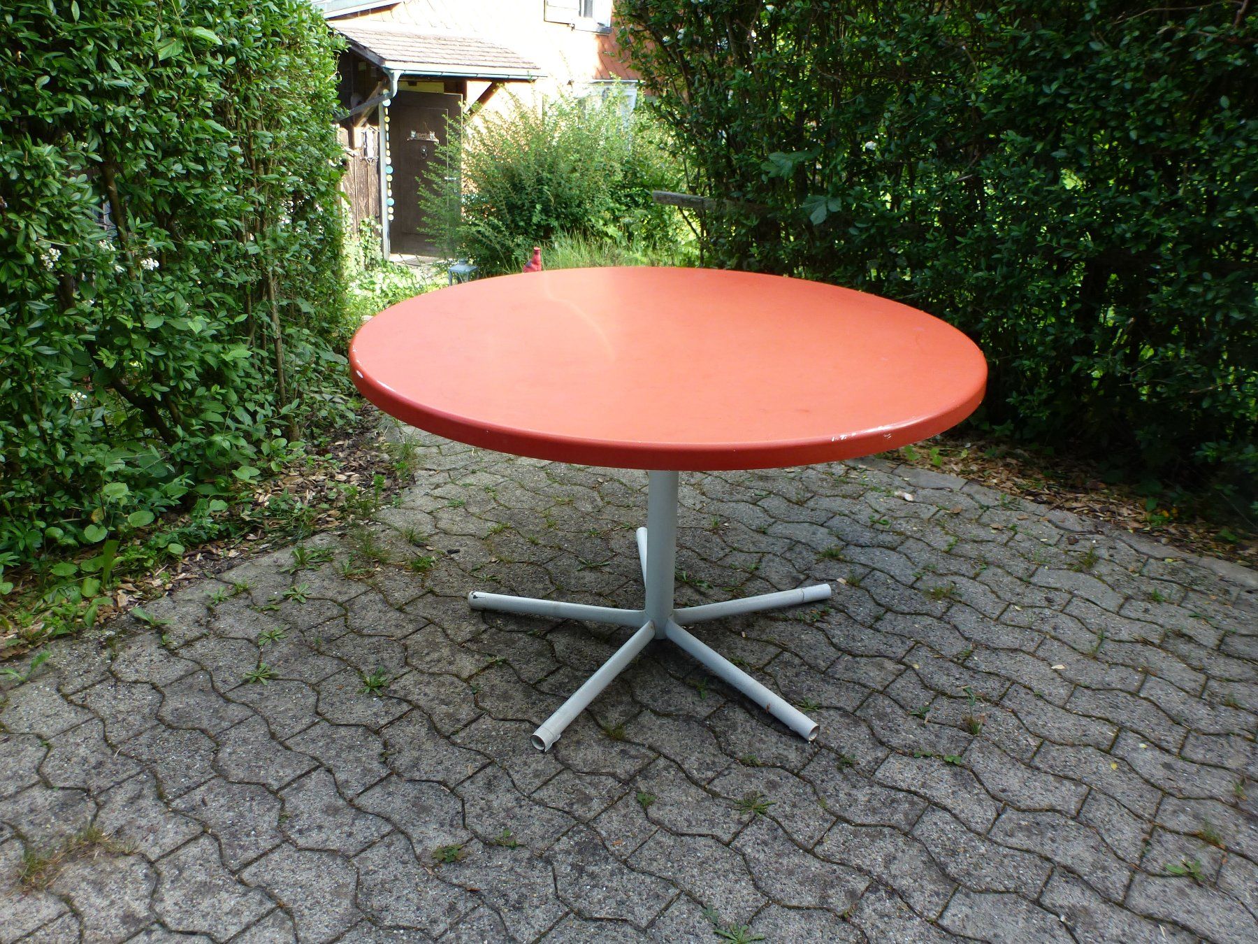 Schaffner Tavoli: Runder Gartentisch rot, stabil,klappbar, von Schaffner – Usato da Oberuzwil venduto da Ragtop52