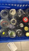Divers bocaux, bouteilles et pots en verre