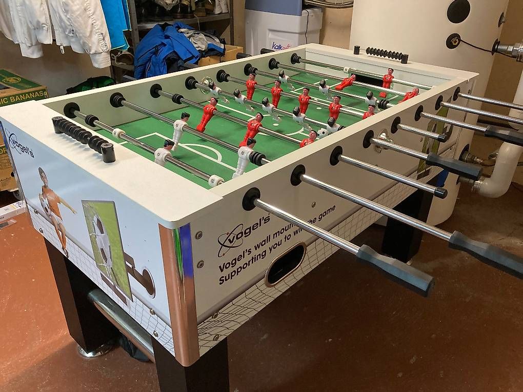 Giochi: TschütteliKaschten / Tischfussball / Töggelikasten – Usato da Niederuzwil venduto da Gent7000