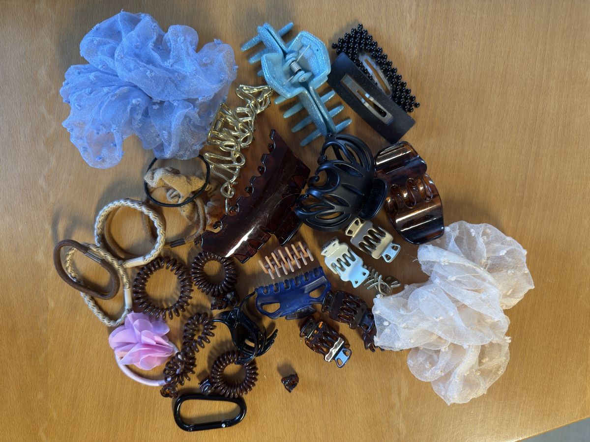 Accessori per capelli: Set von Haarklammern und Haargummis – Usato da Varen venduto da xen