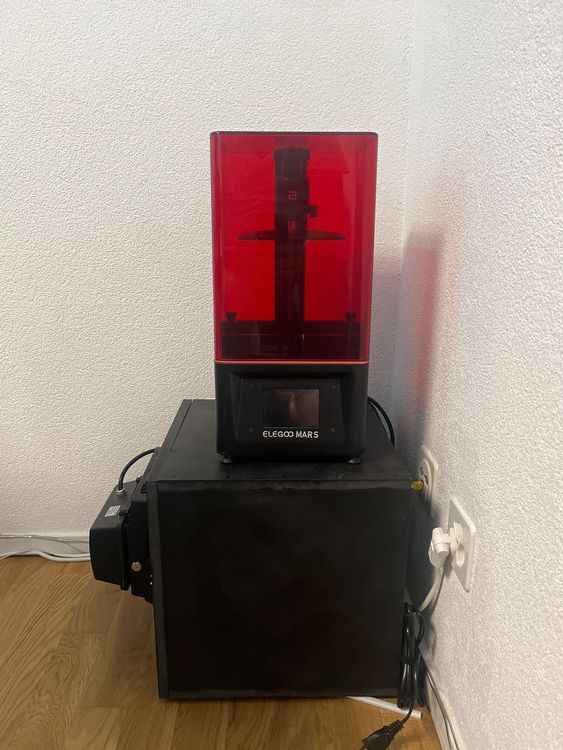 Elegoo Imprimante 3D: Imprimante 3D résine Elegoo Mars v1 + Caisson projecteur UV – D'occasion à Bussigny par Diogoid