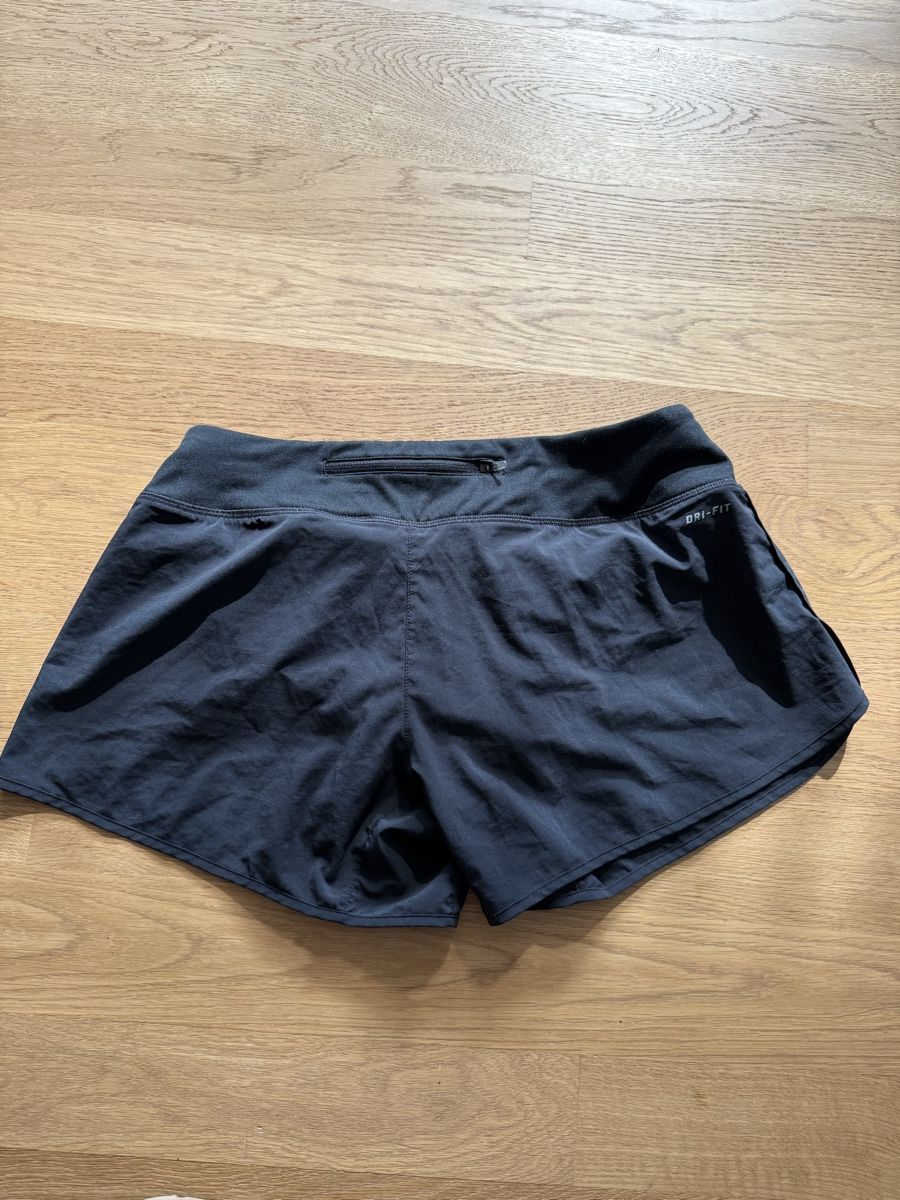 Nike Pantaloni: Nike Kurze Sport Hose – Usato da Luzern venduto da Itsclaire 2