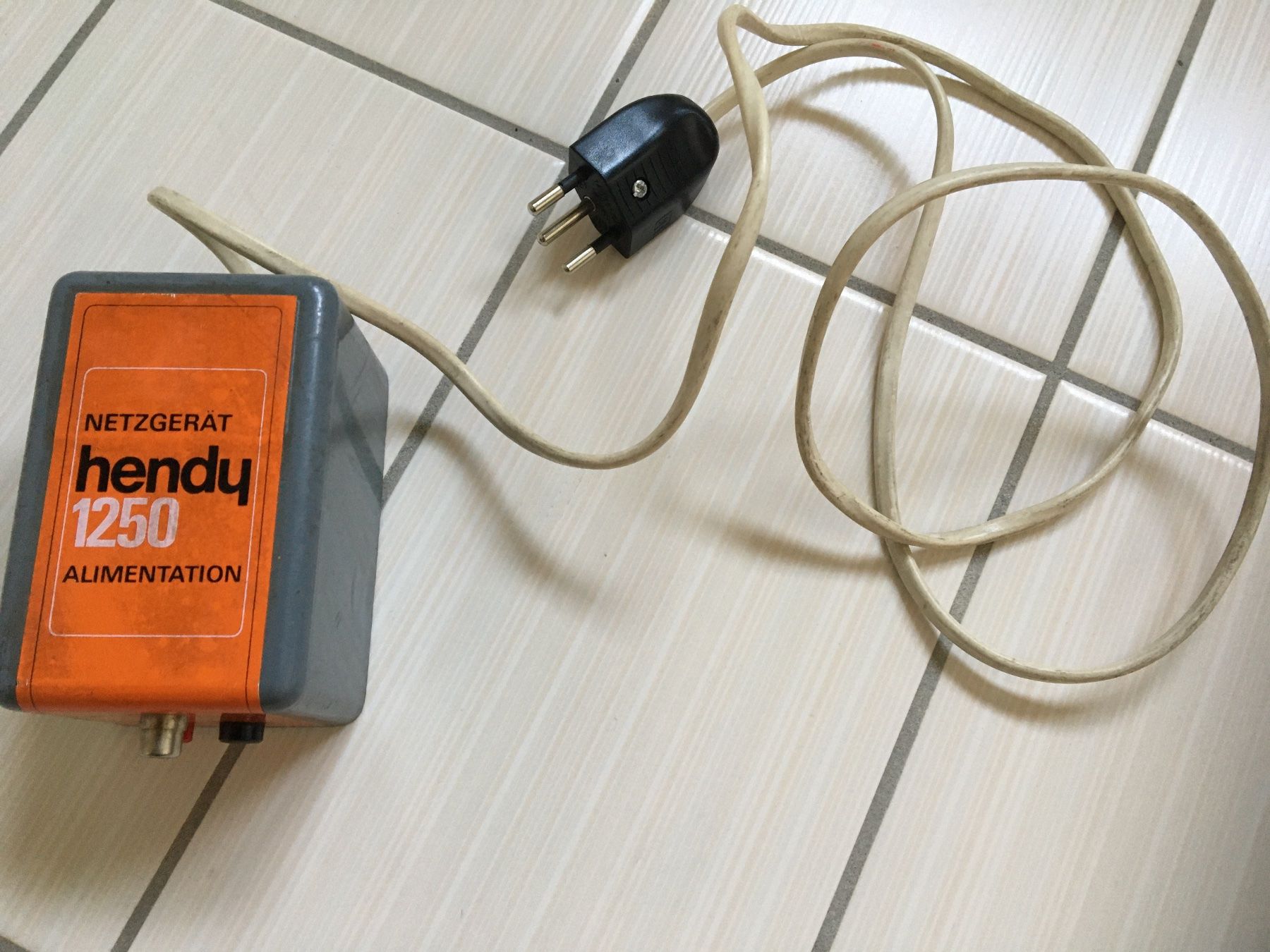 Elektronikbauteile: Netzgerät 12V / 1,2 A – Gebraucht aus Arth von Vrecam51 1