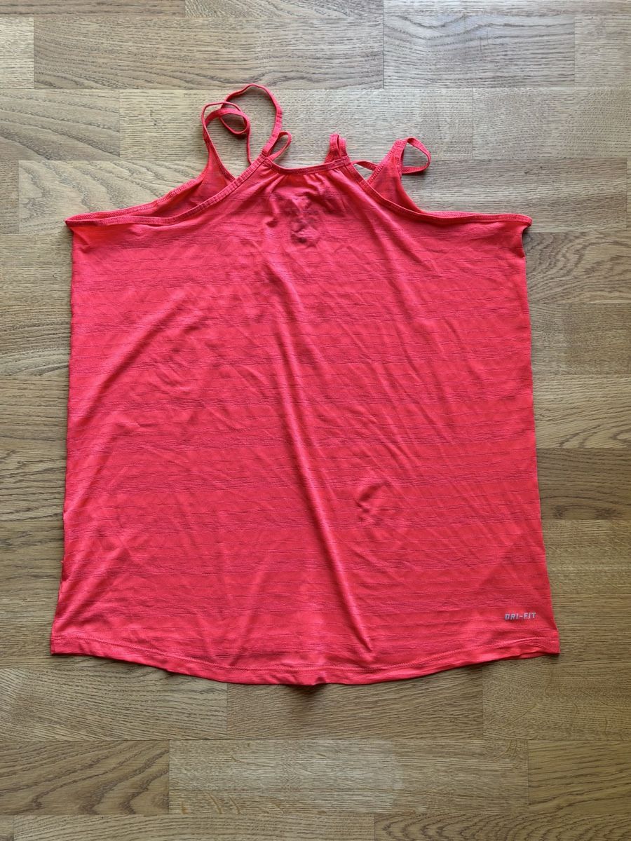 Nike Top: Nike Dri-Fit Top, Gr. S - rot – Usato da Basel venduto da FatmaCan52 3