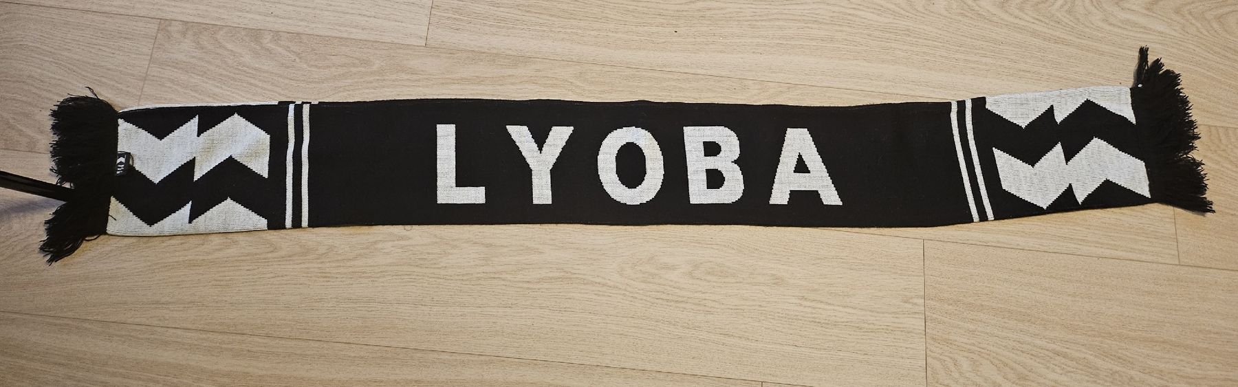 Foulard & Sciarpe: Echarpe LYOBA noire et blanche – Usato da La Joux FR venduto da car_ck96