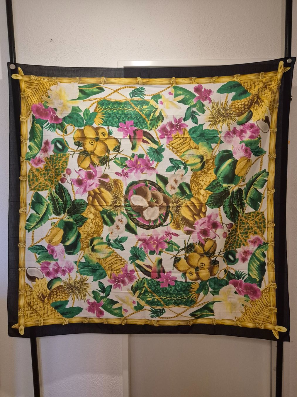 Escada Foulard & Sciarpe: Tuch von Escada mit tropischem Muster – Usato da Niederhasli venduto da mybluefish 1