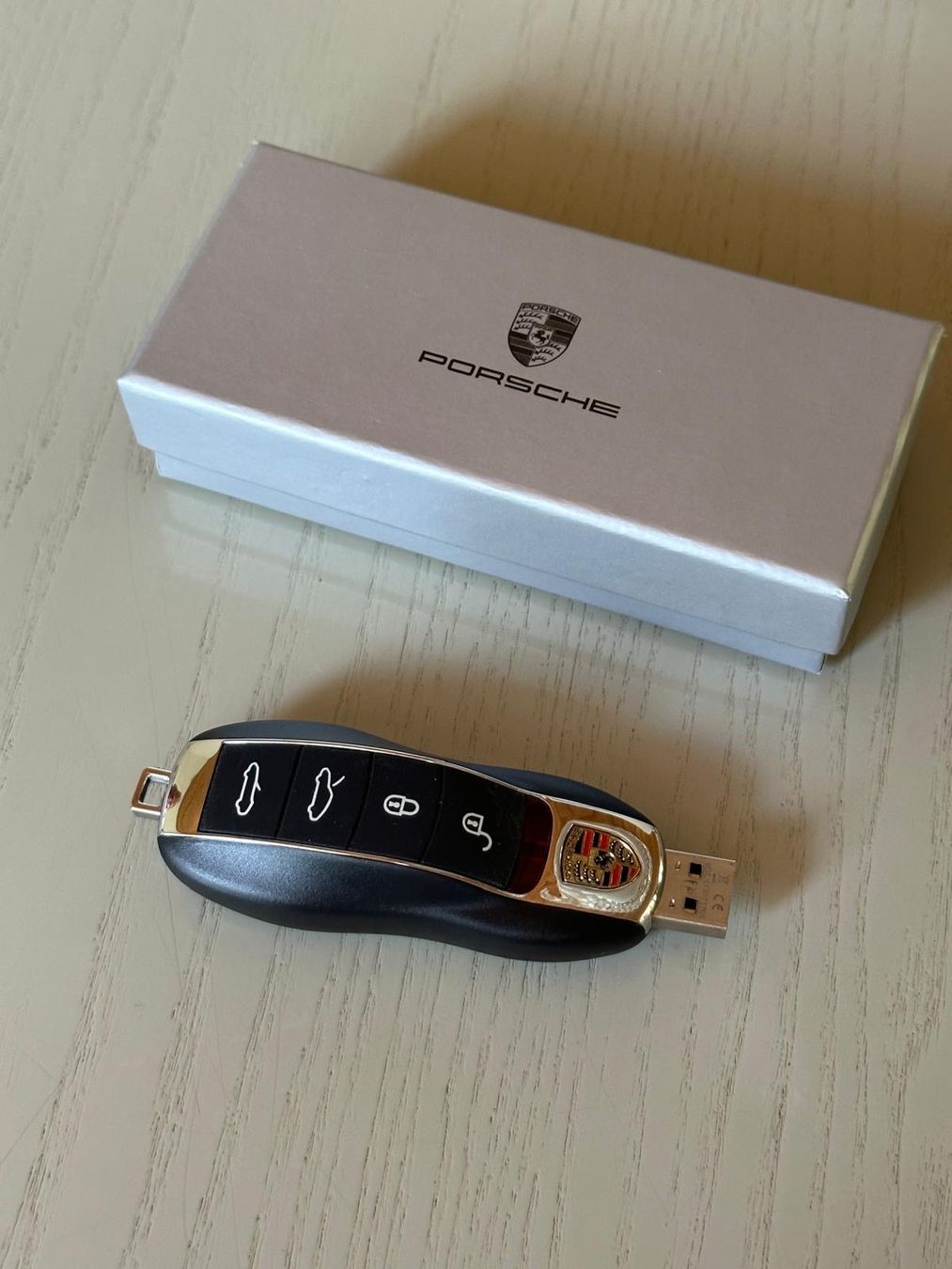 Porsche Chiavette USB: Porsche Original 8GB USB-Stick / NEU – Nuovo e nell'imballaggio originale da Zürich venduto da jimmy_12 2