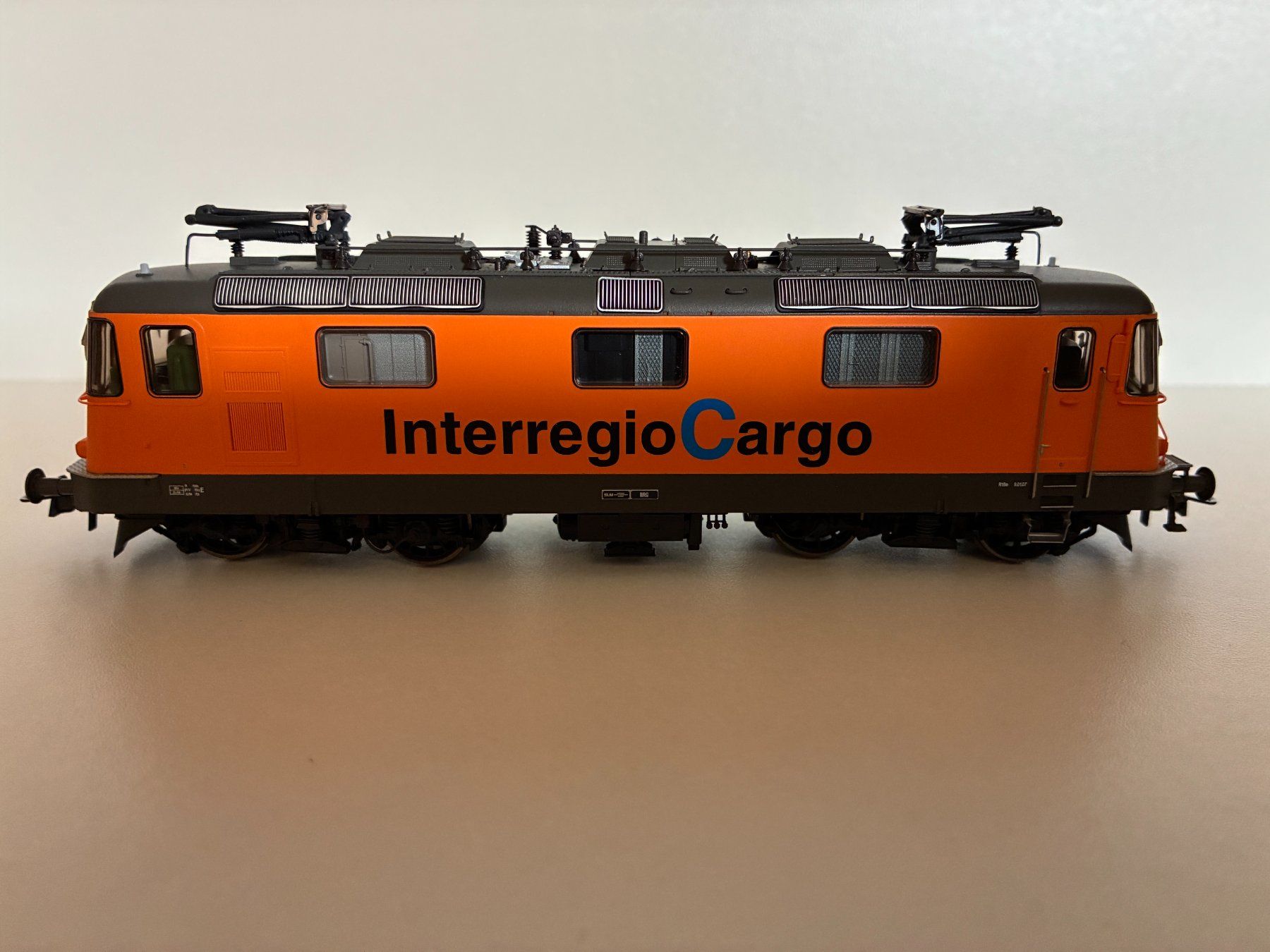 Roco Modelleisenbahnen: Roco 73375 CFF SBB Re 4/4 II InterregioCargo – Neu und originalverpackt aus Le Pâquier-Montbarry von Patroni0 2