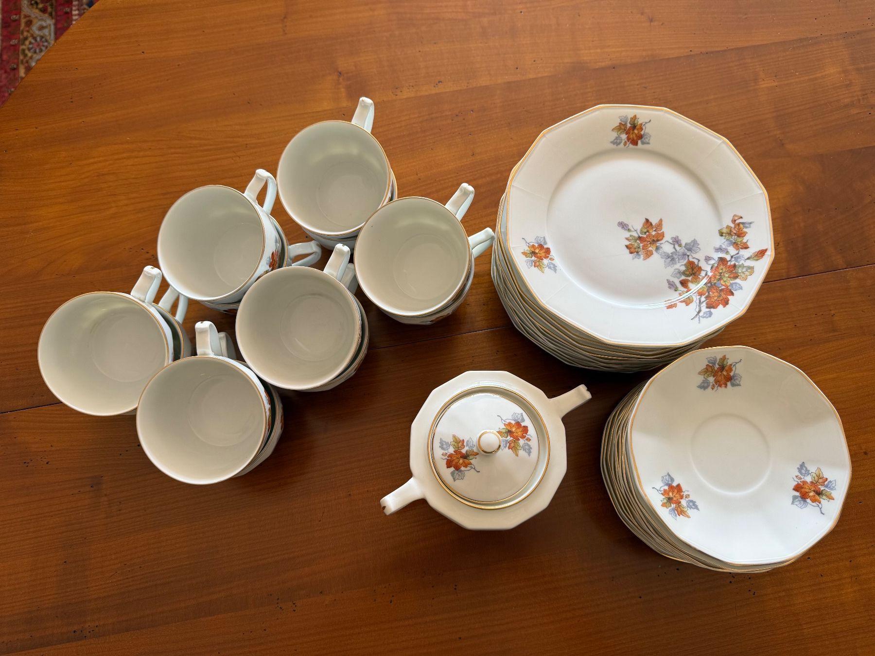 Set di piatti: Kaffeeservice mit Herbstdekor, 35-teilig – Usato da Itingen venduto da uhu777