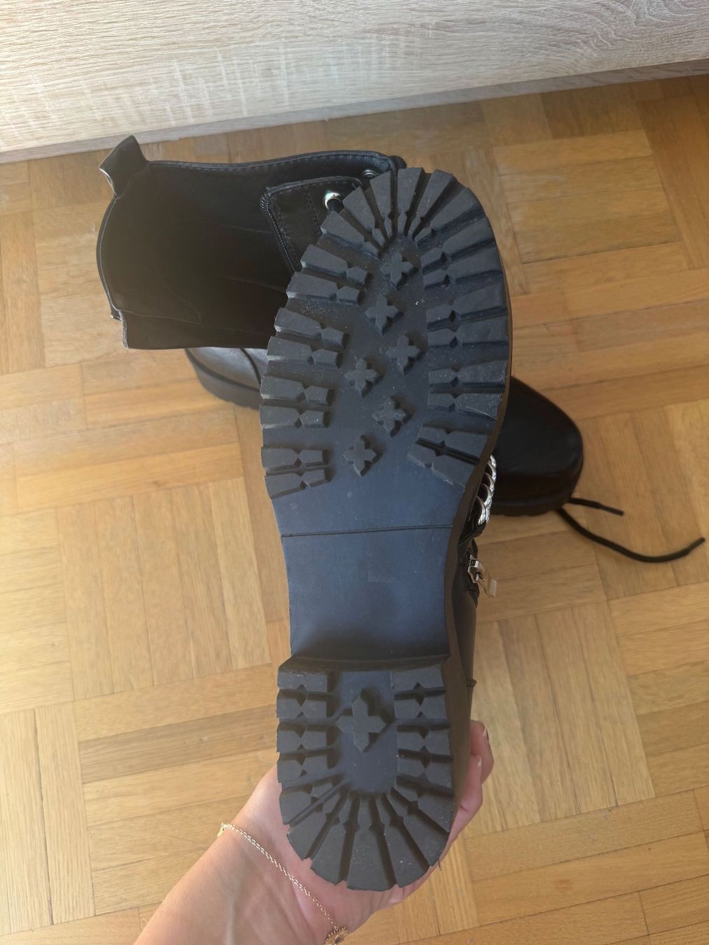 Scarpe da donna: Bottines noires cloutées – Usato da Montreux venduto da Izapechee 3