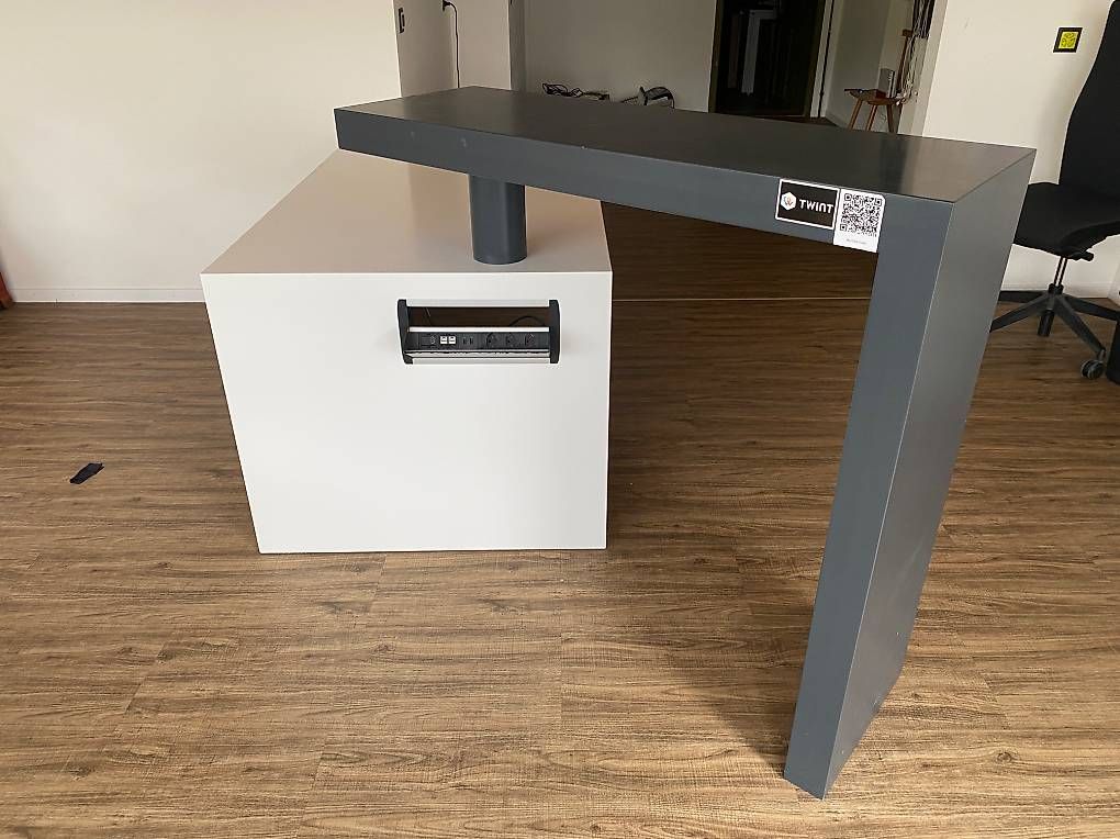 Schreibtische: Empfangs-Desk / Schreibtisch – Gebraucht aus Frutigen von Gideon 1