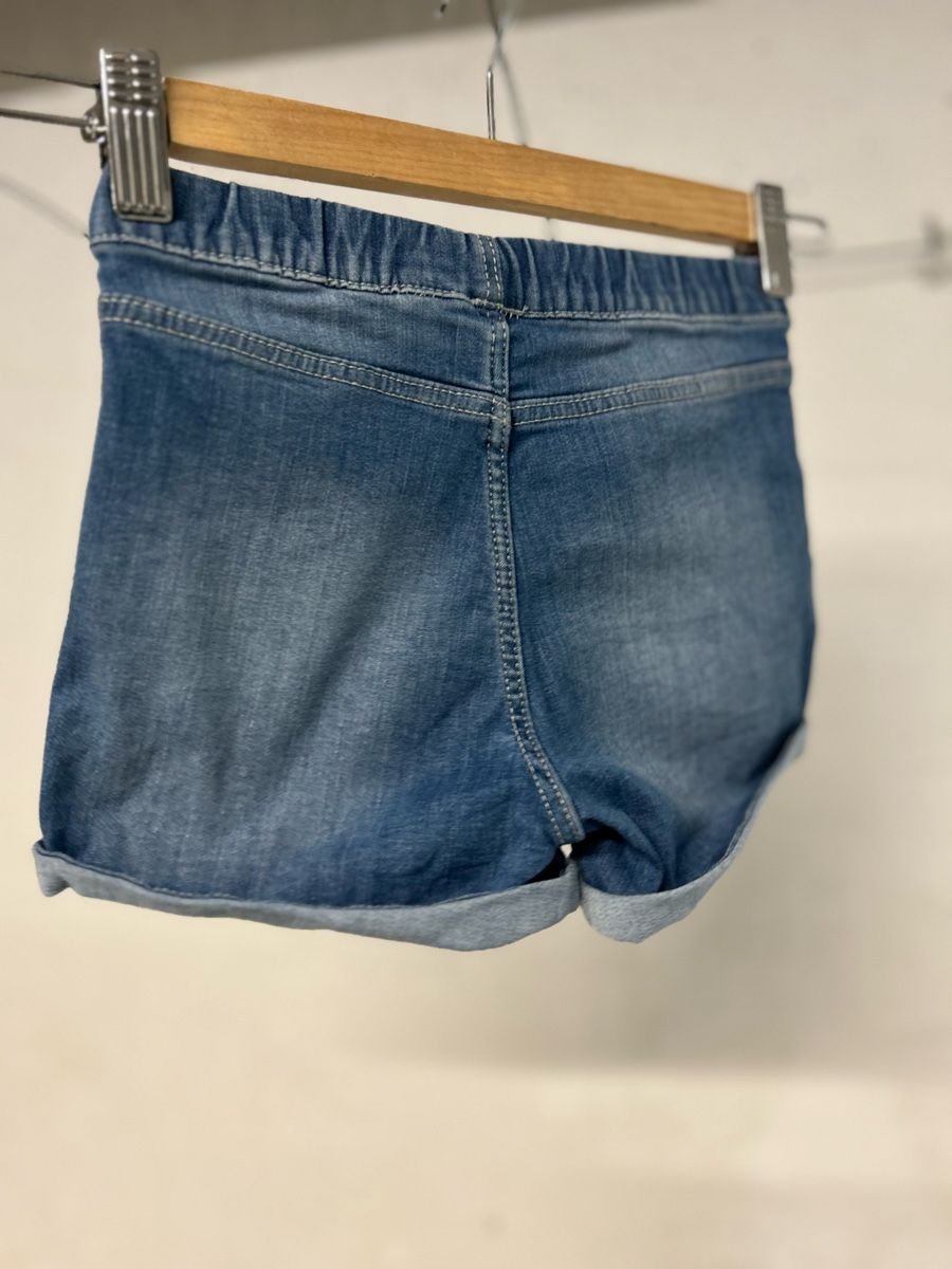 H&M Pantaloni: Jeansshorts Gr.122 – Usato da Ipsach venduto da Rena-b 1