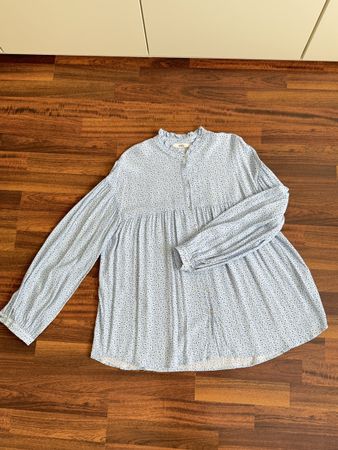 0039 Italy Bluse, Grösse M, hellblau mit Blumenmuster🌸