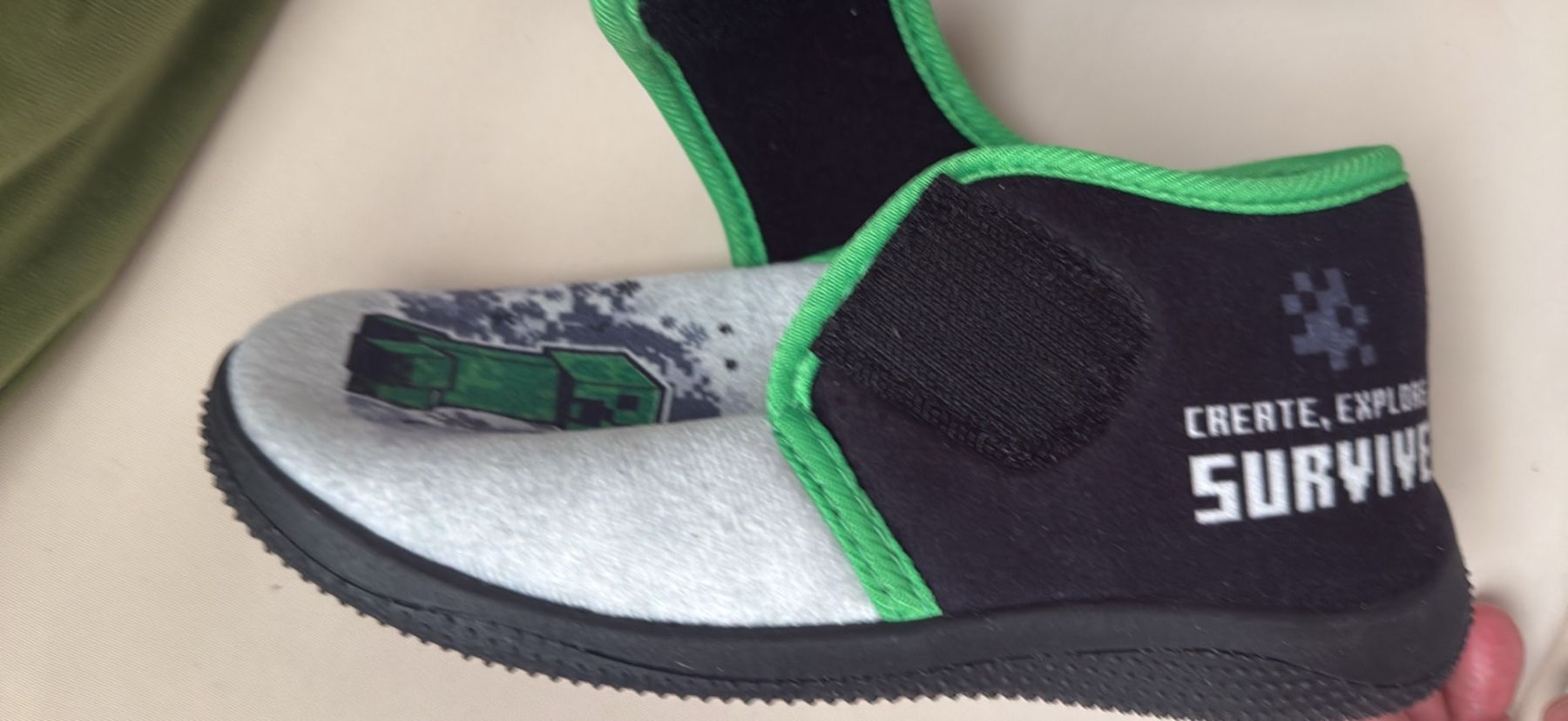 Dosenbach Chaussures garçon: Minecraft Hausschuhe Kinder Grösse 33 Neu – Neuf avec emballage d'origine à Schöftland par M.B.Dudart 1