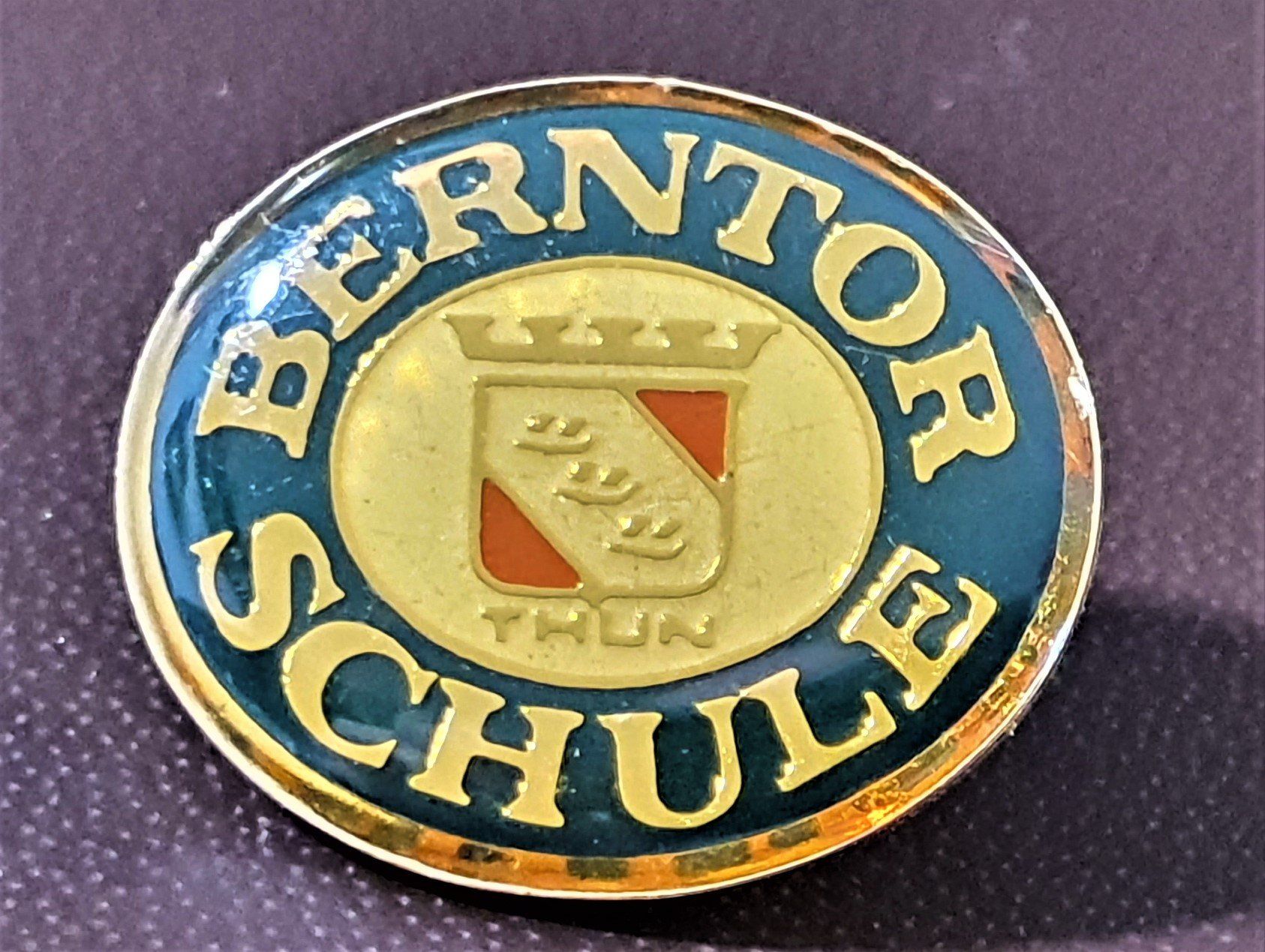 Placchette & Badge: Q826 - Pin Berntor Schule THUN – Usato da Reinach BL venduto da Boston-Verkauf