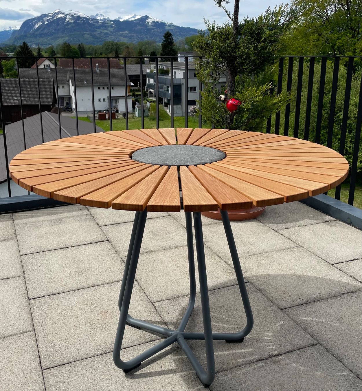 Houe Tische: HOUE Gartentisch CIRCLE - Mobitare – Gebraucht aus Küssnacht am Rigi von  1