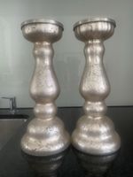 Paire de bougeoirs argentés élégants - ambiance chaleureuse