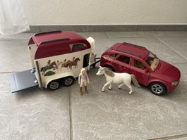 SCHLEICH - Auto mit Pferdeanhaenger und Figur