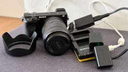 Sony Alpha 6300 + 18–135 mm OSS + 2 Sony Akkus + Ladegerät
