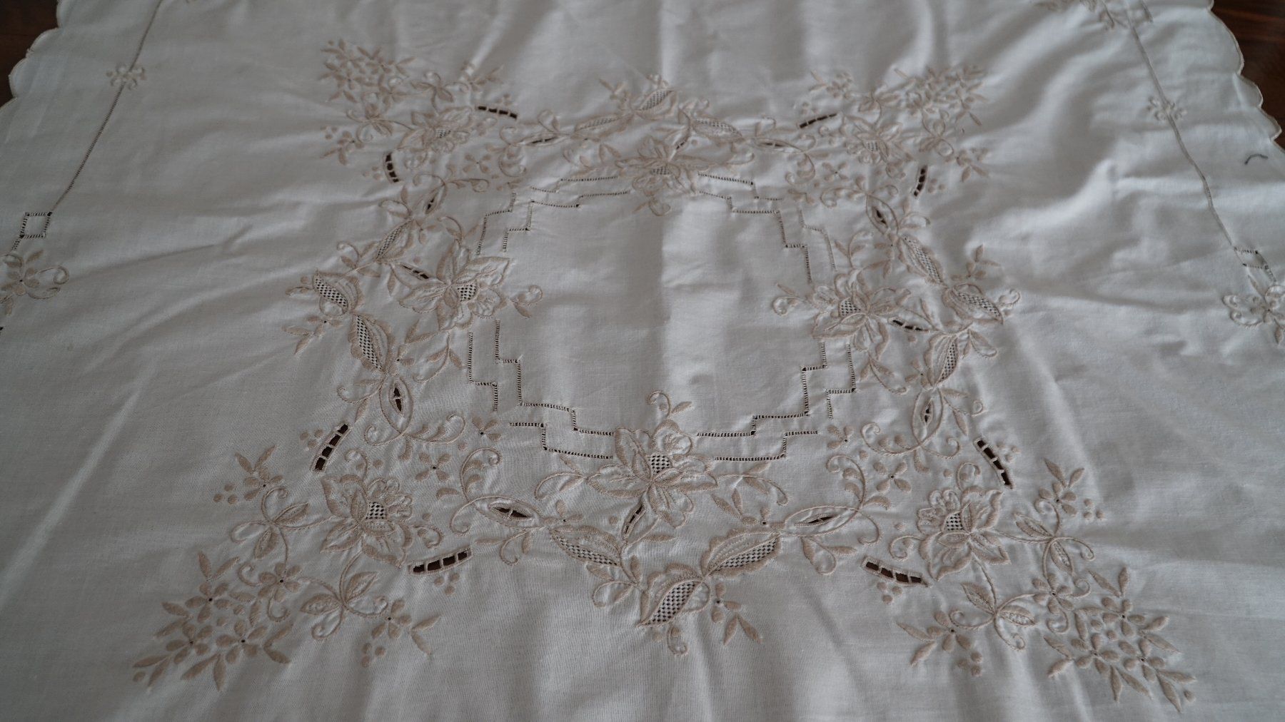 Sonstige Tischwäsche: Tischdecke 84x84cm Stickerei – Gebraucht aus Bern von Antikbatik