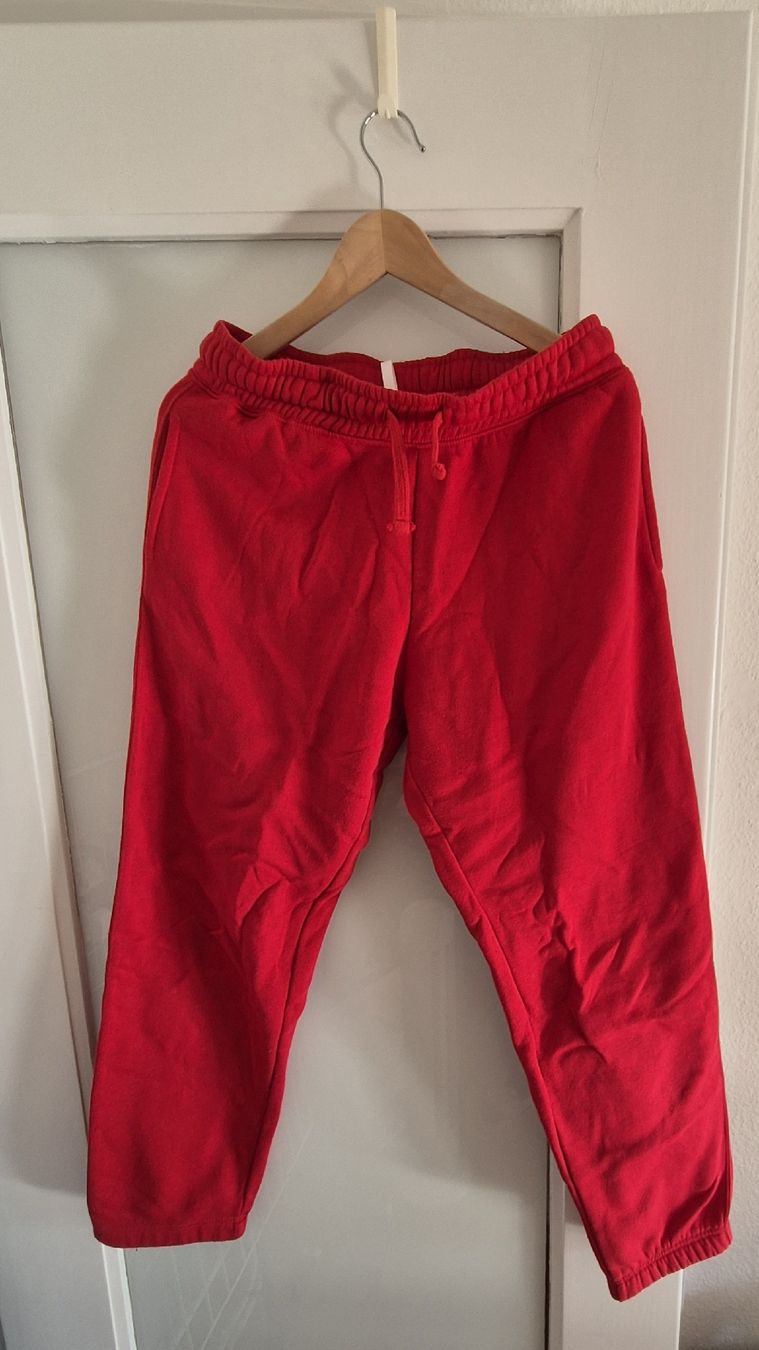Pantalons: Jogginghose Chicoree rot Grösse S guter Zustand – D'occasion à Basel par Deine-Ecke