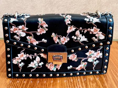 Schultertasche schwarz Blumenmuster mit Nieten