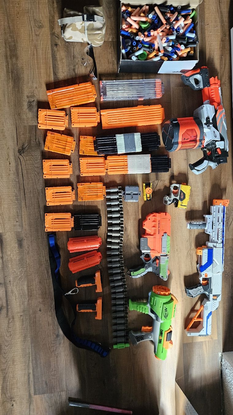 Nerf Spielzeuge: 5× Nerf Gun mit Zubehör – Gebraucht aus Adetswil von ._Pandaking_.