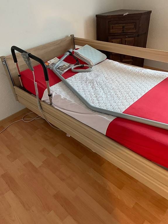 Betten: Pflegebett 90cm mal 200cm  – Gebraucht aus Neftenbach von hangi60