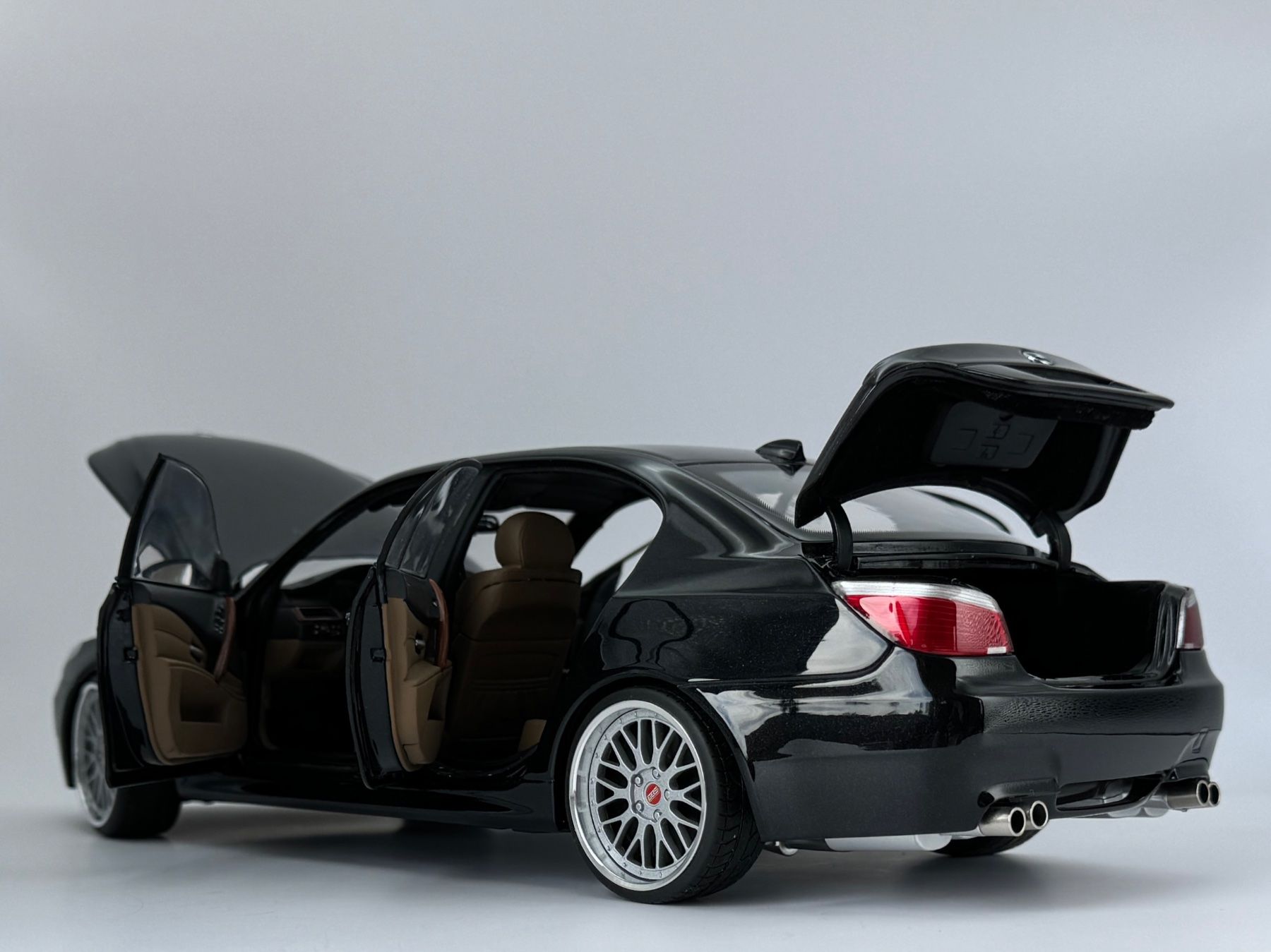 Kyosho Voitures modèles: 1:18 Kyosho BMW M5 E60 BBS Tuning – D'occasion à Baar par  4