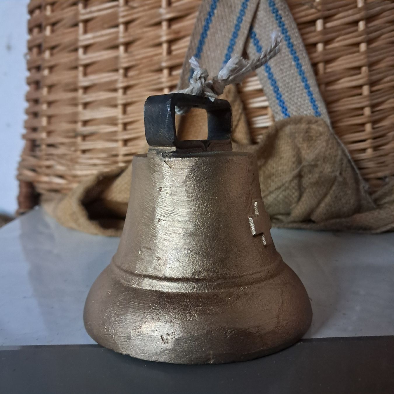 Cloches & sonnailles: SCHLICHTES GLÖGGLI MIT SCHWEIZERKREUZ  – D'occasion à Murten par SHETHOF 3